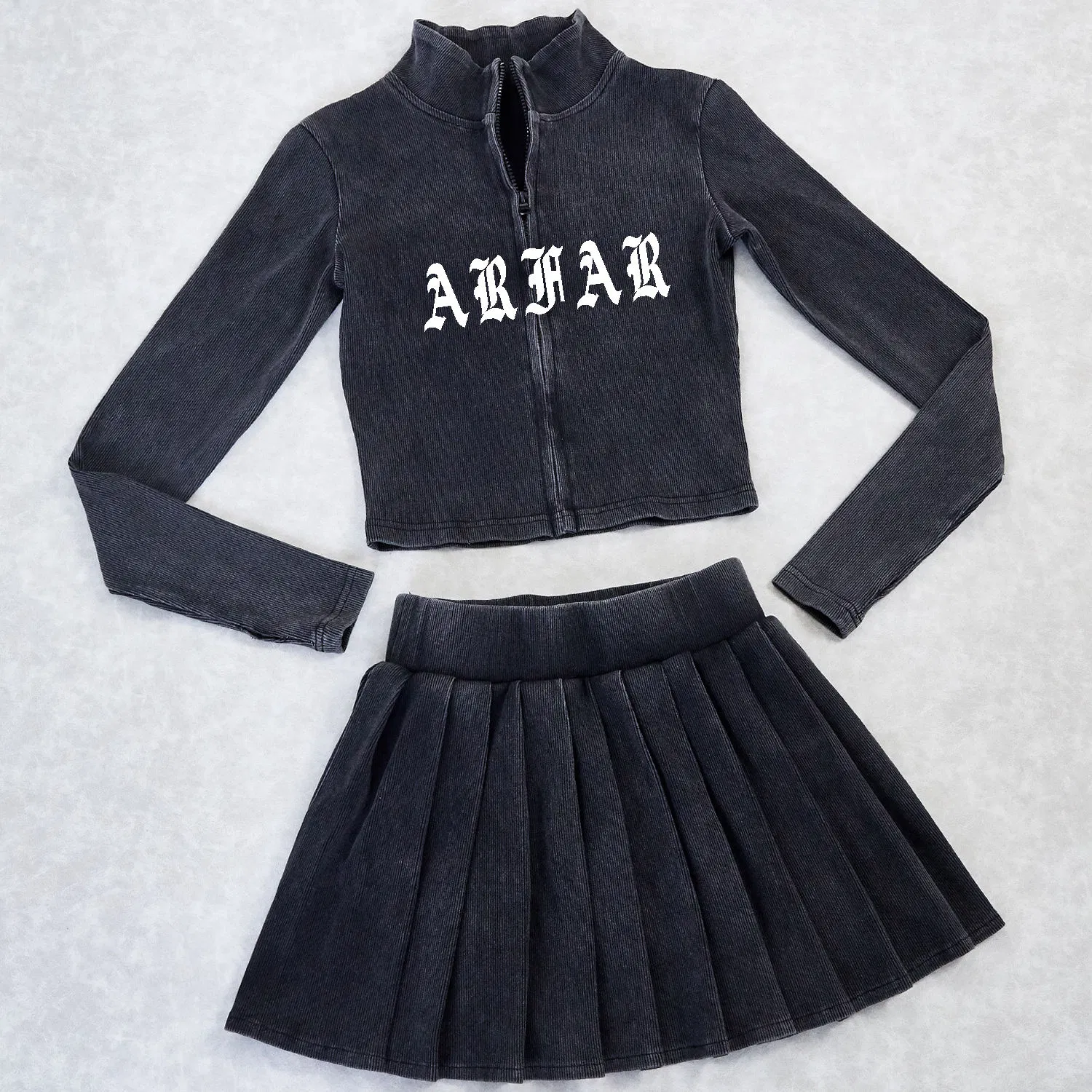 Conjunto Personalizado de Mujer Falda Plisada Acanalada de Punto de Cuello Alto Chaqueta Corta con Cremallera Bordado Conjunto de Dos Piezas de Cintura Alta para Mujer