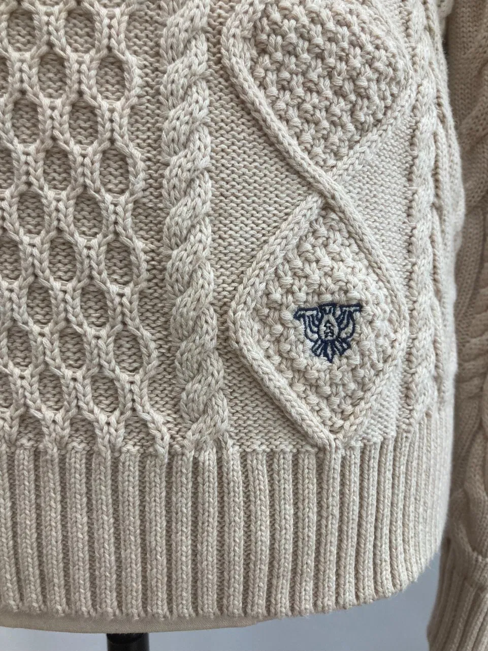 Prendas de punto de cuello redondo para hombre&amp;prime; Suéter Abrigo de ocio Ropa de invierno suave con bordado