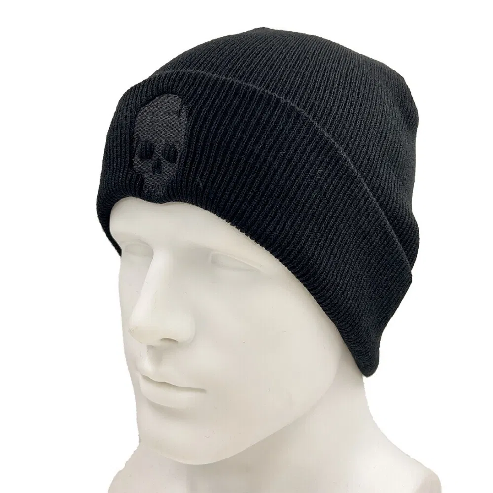 Elegante Gorro De Punto Negro Con Un Exclusivo Bordado De Calavera Negra