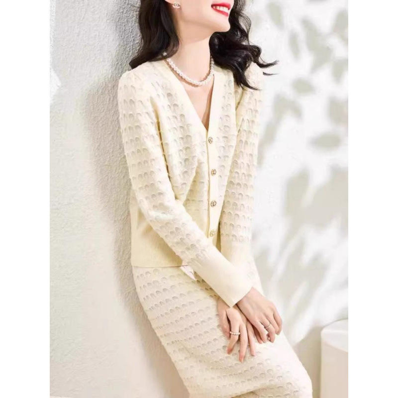 Elegante Jersey de Flores Enganchadas con Media Falda a Juego