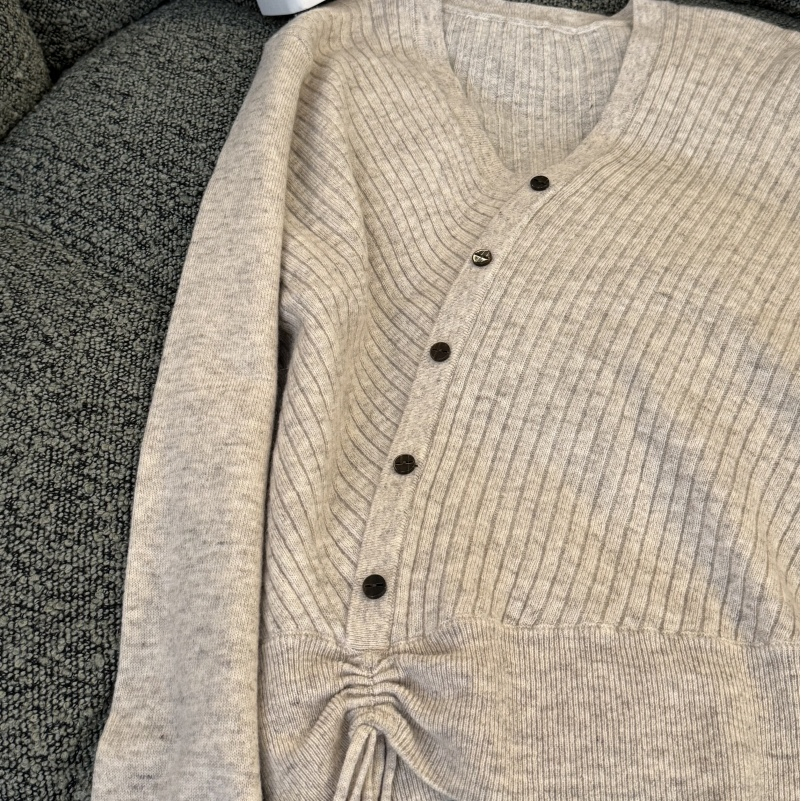 Salida del fabricante 63% Lana 28.2% Chinlon 8.8% Jersey de acrílico Suéter de dama