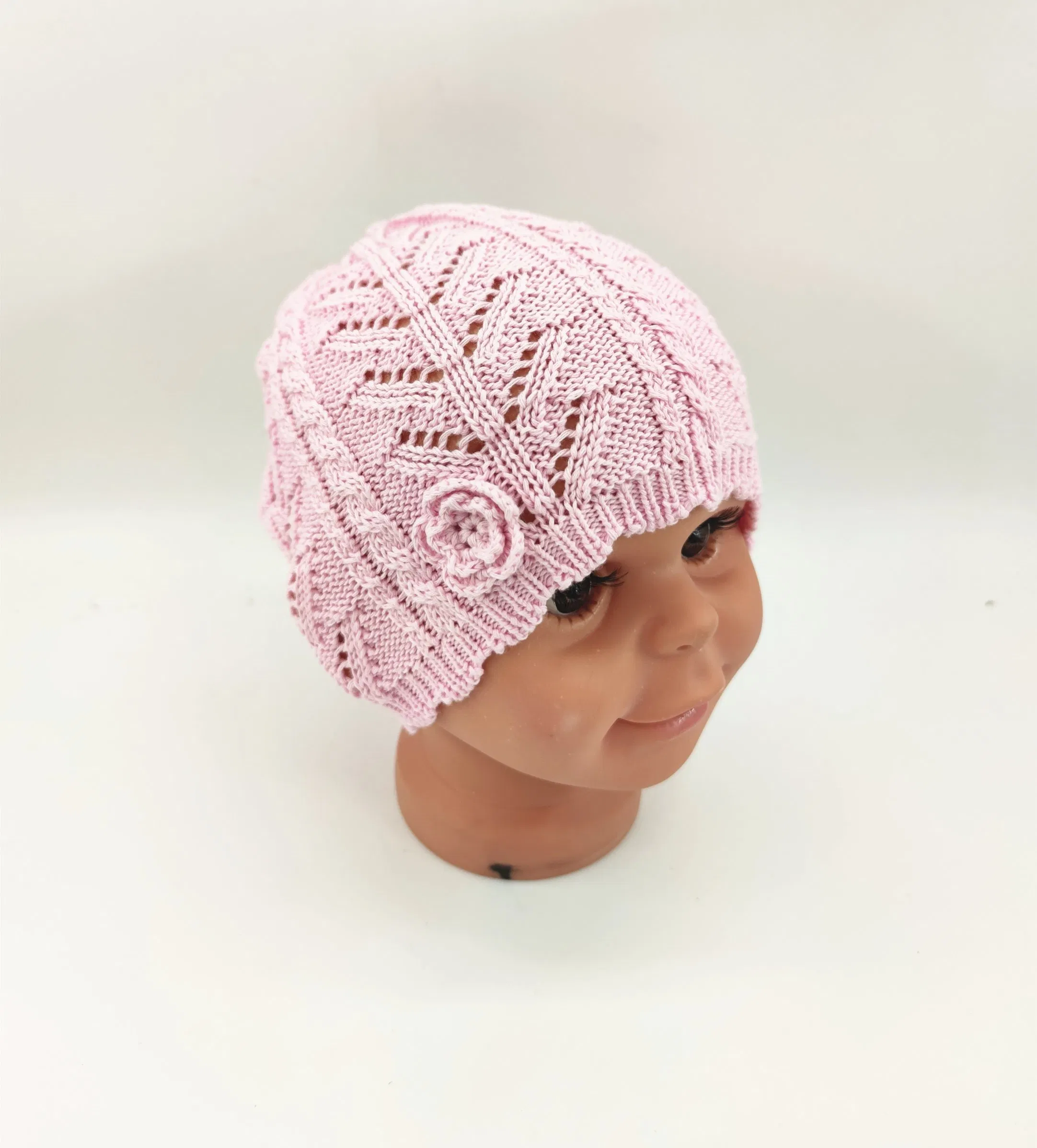 Gorro de Punto Jacquard de Ganchillo Hecho a Mano con Flor