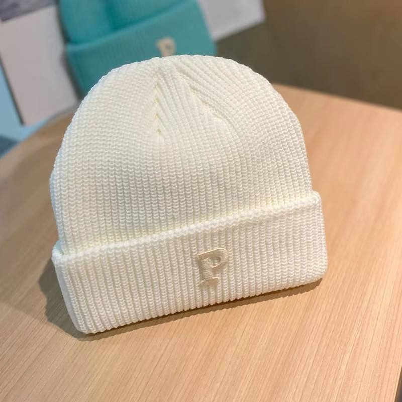 Acogedor Gorro de Punto de Invierno para Actividades al Aire Libre y Calidez.